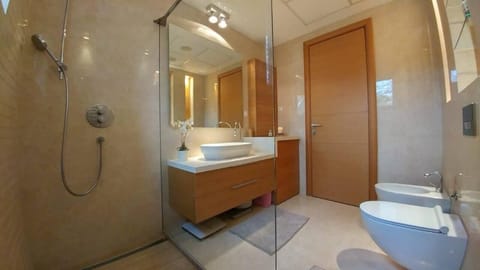 Luxury Apartment, Garden View | Bathroom | Shower, free toiletries, hair dryer, slippers