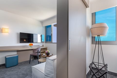 Suite for 2+2 - Hotel | Minibar, in-room safe, desk, soundproofing