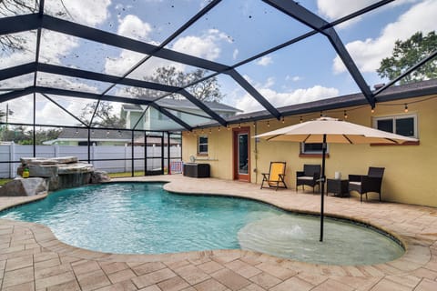 Largo Vacation Rental | 3BR | 2BA | 1,350 Sq Ft | Small Step for Entry
