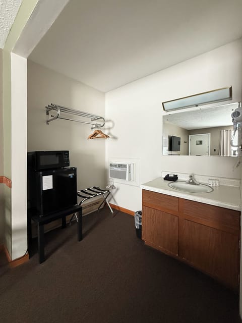 Laptop workspace, blackout drapes, iron/ironing board, free WiFi