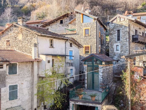 Wall, Building, House, Architecture, Residential Area, Neighbourhood, Home, Human Settlement, Rural Area, Village