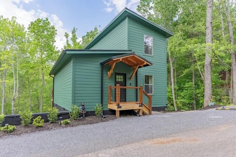 Green Bear Cabin: Discover mountain charm in this inviting green cabin, nestled in nature’s embrace!
