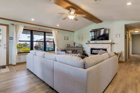 Open-concept living room, kitchen, and dining area designed for comfort in this Grande Lagoon vacation rental near Perdido Key. Enjoy Smart TVs, a fully equipped kitchen, and space for shared meals just minutes from Johnson Beach and NAS Pensacola.