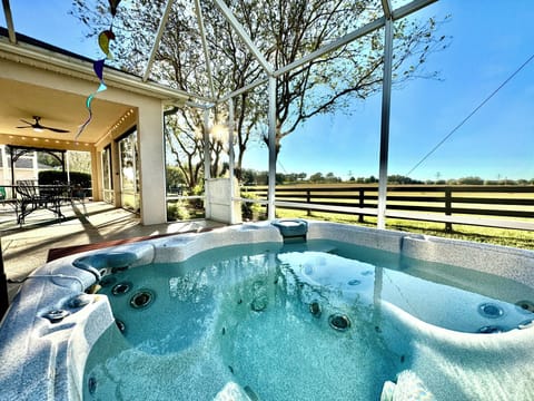 Private Hot Tub in the Screened-in Lanai. Relax and Enjoy the View!