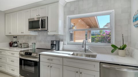 Newly remodeled full service kitchen