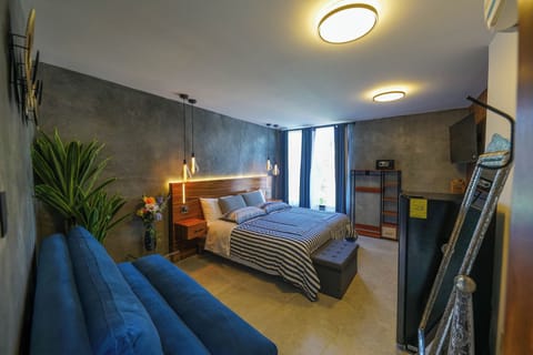 Deluxe Studio Suite | Egyptian cotton sheets, premium bedding, down comforters, in-room safe