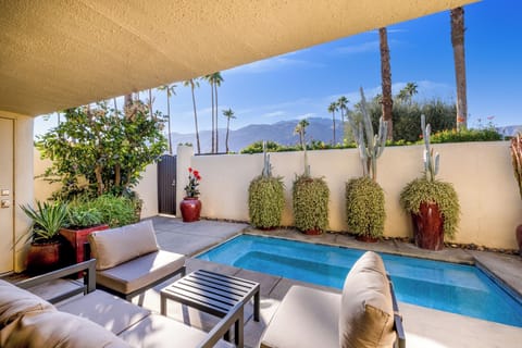 NEW pebbletech pool with large tanning shelf and incredible views for stargazing, sunsets & memories