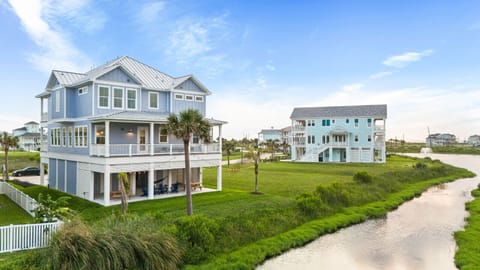 Backed up to a calm, private lake that adds an extra layer of peace and privacy to your stay. Perfect for morning coffee or quiet evenings