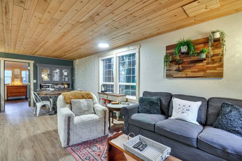 Rhododendron Vacation Rental | 2BR | 1BA | 1,000 Sq Ft | 2 Steps Required