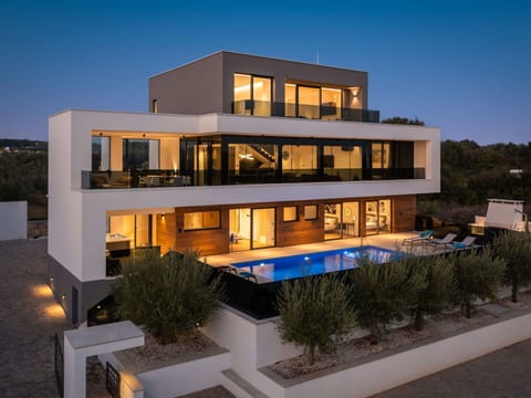 Apartment, Sea, Balcony, Shade, Hotel, Resort, Penthouse Apartment, Aluminium