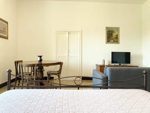 Standard Apartment, Garden View | Living area