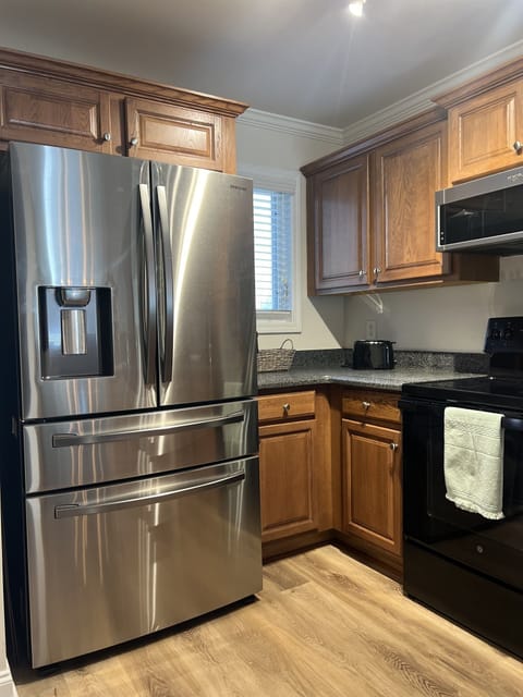 Fully equipped Kitchen (Keurig, Drip Coffee, Toaster)