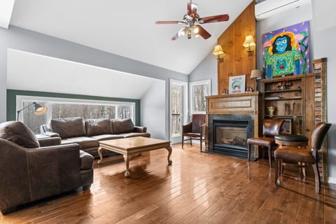 Stunning 3-bedroom, 2-bathroom retreat with ski-in/ski-out access on Killington's Great Eastern Trail. Cozy gas fireplace and stylish dining table, among other luxury comforts.