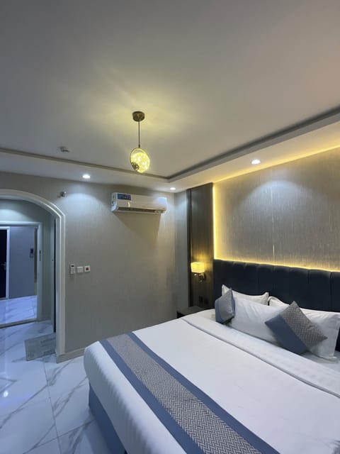 In-room safe, WiFi (free), bed sheets