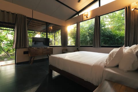 Luxury Double Room | Desk, laptop workspace, bed sheets