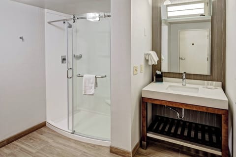 Combined shower/tub, hydromassage showerhead, free toiletries