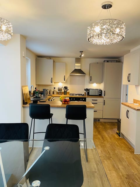 House | Private kitchen | Fridge, microwave, oven, stovetop