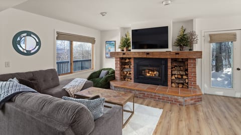 House, 4 Bedrooms | Living area | Smart TV