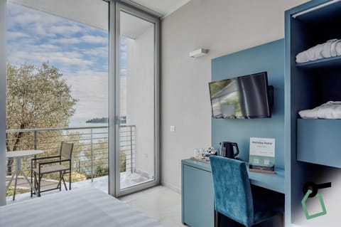 Minibar, in-room safe, desk, free WiFi