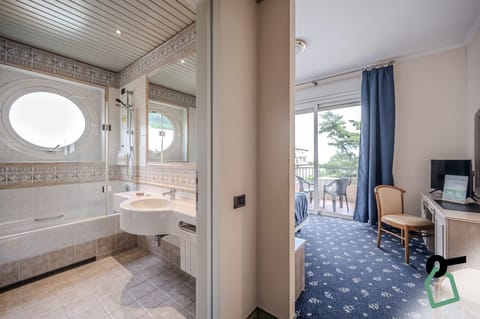 Classic Double Room, Balcony | Bathroom | Free toiletries, towels, toilet paper