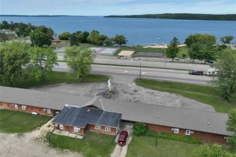 Geographic suite location offering close proximity to the local shoreline.