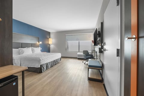 Room, 1 King Bed, Accessible, Bathtub (Mobility & Hearing)