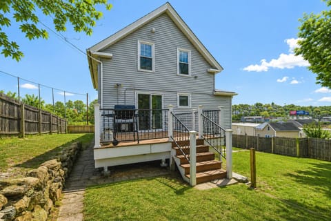 Worcester Vacation Rental | 2BR | 1BA | 981 Sq Ft | Stairs Required
