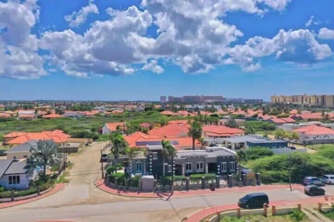 Opal 90 · Luxurious 4-bedroom Getaway in Noord (382)
