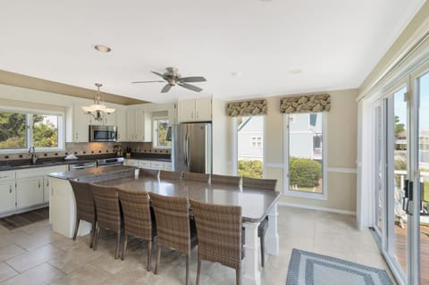 Kitchen and dining area on the middle floor