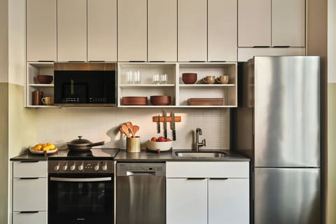 Full-size fridge, microwave, oven, stovetop