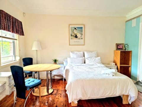 Studio apartment with front garden view. 