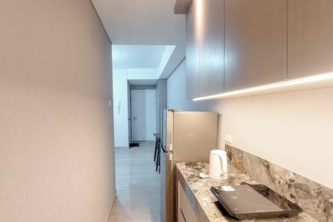 Full-size fridge, stovetop, rice cooker, dining table