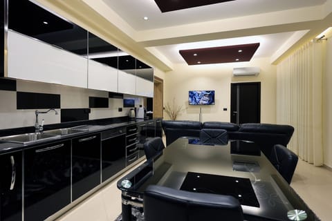 Apartment, Balcony, Mountain View | Private kitchen | Highchair