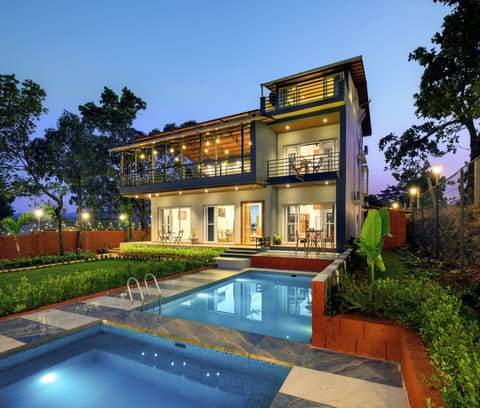 Luxury Room | Private kitchen | Oven, cookware/dishes/utensils