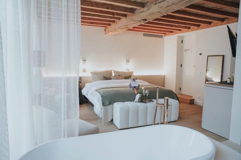 Comfort Double Room | Minibar, desk, blackout drapes, free WiFi