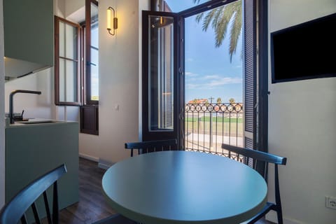 Comfort Studio Suite | Laptop workspace, iron/ironing board, free WiFi, bed sheets