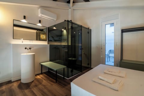 Comfort Studio Suite | Laptop workspace, iron/ironing board, free WiFi, bed sheets