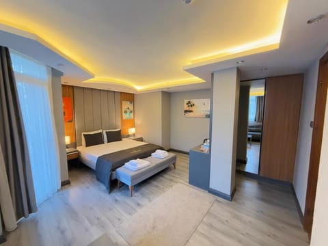 Comfort Suite, 1 Bedroom, City View | 1 bedroom, desk, laptop workspace, blackout drapes