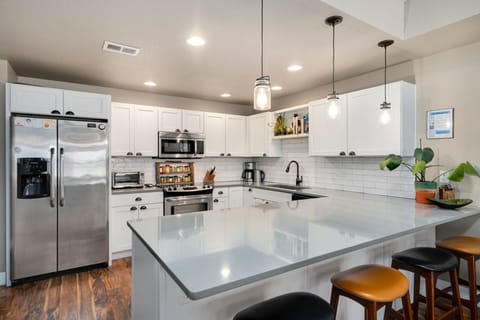 Townhome, Multiple Beds, Kitchen, Garden View (850 Baum St. (Unit B)) | Private kitchen | Fridge, microwave, oven, stovetop