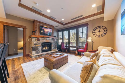 8001 Northstar Dr Unit 305-print-008-008-Interior-3257x2172-300dpi
