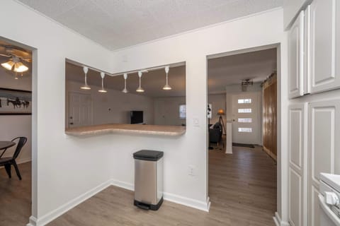 Apartment, Multiple Beds, Kitchen (Grand Elm Suite 2) | Interior