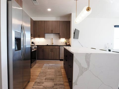 Deluxe Apartment, City View | Private kitchen