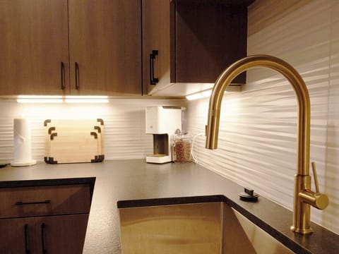 Deluxe Apartment, City View | Private kitchen