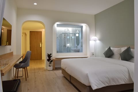 Deluxe Room, Balcony | Soundproofing, free WiFi, bed sheets