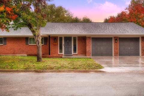 Your Austin stay made easy — a classic brick home near restaurants, coffee shops, and all the city has to offer. With a double garage and an unbeatable location, enjoy both quiet comfort and quick access to downtown