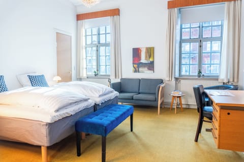 Iron/ironing board, WiFi (free)