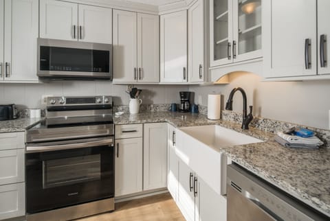 Well stocked kitchen (coffee pot, toaster, blender, pots/pans, dinnerware, utensils, cooking sheets, & more)