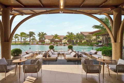 2 bars/lounges