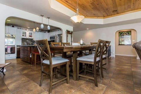 Dining Area seating for six guests