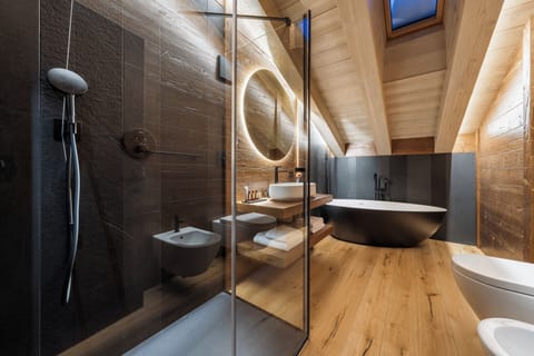 Grand Deluxe balcone vista montagna | Bathroom | Hair dryer, slippers, bidet, towels